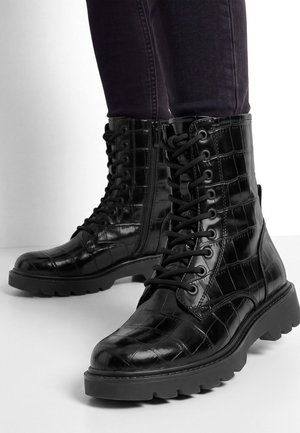 Tamaris, TAMARIS STIEFELETTE 1-25908-41 - Bottines à plateau - black croco