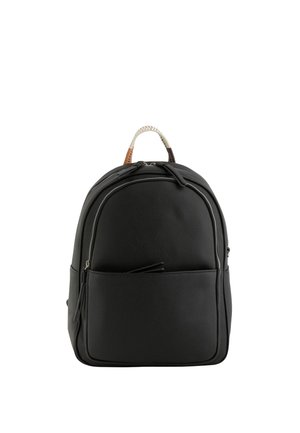 Czarny, teksturowany skórzany plecak z przednią kieszenią na zamek błyskawiczny, główną komorą na podwójnym zamku i wielokolorowym plecionym uchwytem górnym.