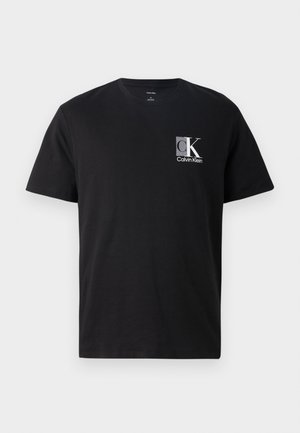 T-shirt Calvin Klein noir à manches courtes avec col rond et petit logo blanc "cK Calvin Klein" sur la poitrine gauche.