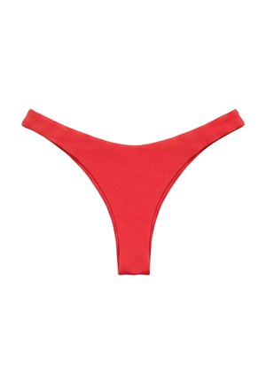 Czerwony dół bikini typu stringi o prostym wzorze i wąskich bocznych paskach, prezentowany na białym tle.