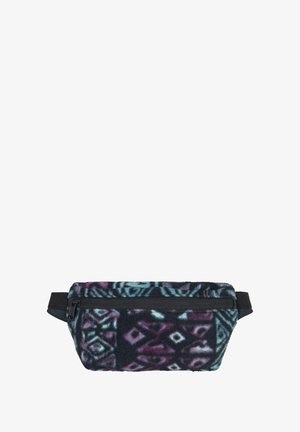 Bolso de cintura de forro polar con un patrón geométrico en negro, púrpura y verde azulado, que cuenta con un bolsillo con cremallera en la parte frontal y una correa ajustable.