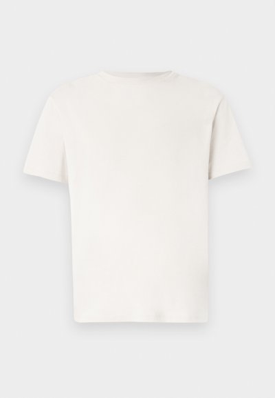 Απλό λευκό κοντομάνικο t-shirt με στρογγυλή λαιμόκοψη, εμφανίζεται από μπροστά σε ανοιχτό γκρι φόντο.