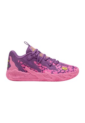Chaussure de sport violette et rose avec une semelle texturée, un avant à lacets, un motif d'œil jaune sur le bout, et des accents graphiques colorés au talon.
