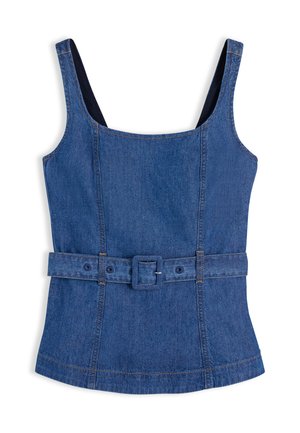 Top sin mangas de mezclilla azul con escote cuadrado y cinturón del mismo tejido con hebilla en la cintura, costuras cosidas en toda la prenda.