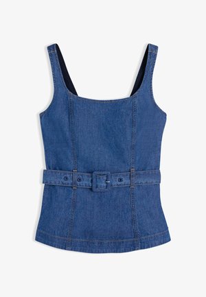 Top sin mangas de mezclilla azul con escote cuadrado y cinturón del mismo tejido con hebilla en la cintura, costuras cosidas en toda la prenda.