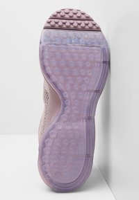 Suela de zapato con una superficie texturizada y patrones hexagonales, en un color morado claro, hecha de goma con un borde suave.