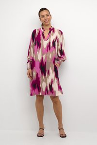 Kurzes Kleid mit V-Ausschnitt, das ein mehrfarbiges abstraktes Muster in Pink, Beige und Schwarz zeigt, aus leichtem Stoff gefertigt.