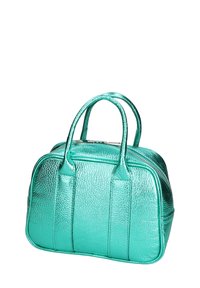 Borsa a mano metallizzata turchese con finitura testurizzata, doppio manico superiore e chiusura a zip. Presenta accenti di pannelli cuciti sui lati.