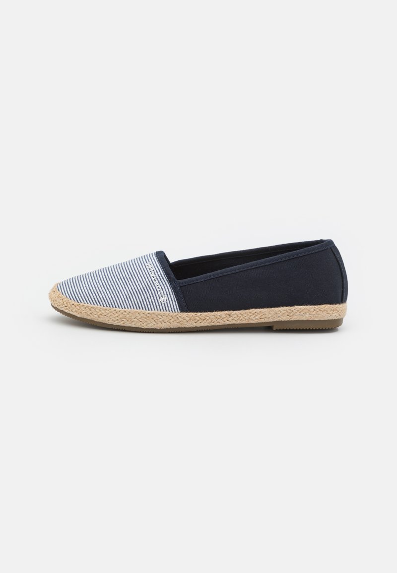 Canvas-Espadrille mit einem navyblauen Körper und einer gestreiften Stoffspitze. Sie verfügt über eine Juteseele und hat ein flaches Design ohne Schnürsenkel oder Verschlüsse.