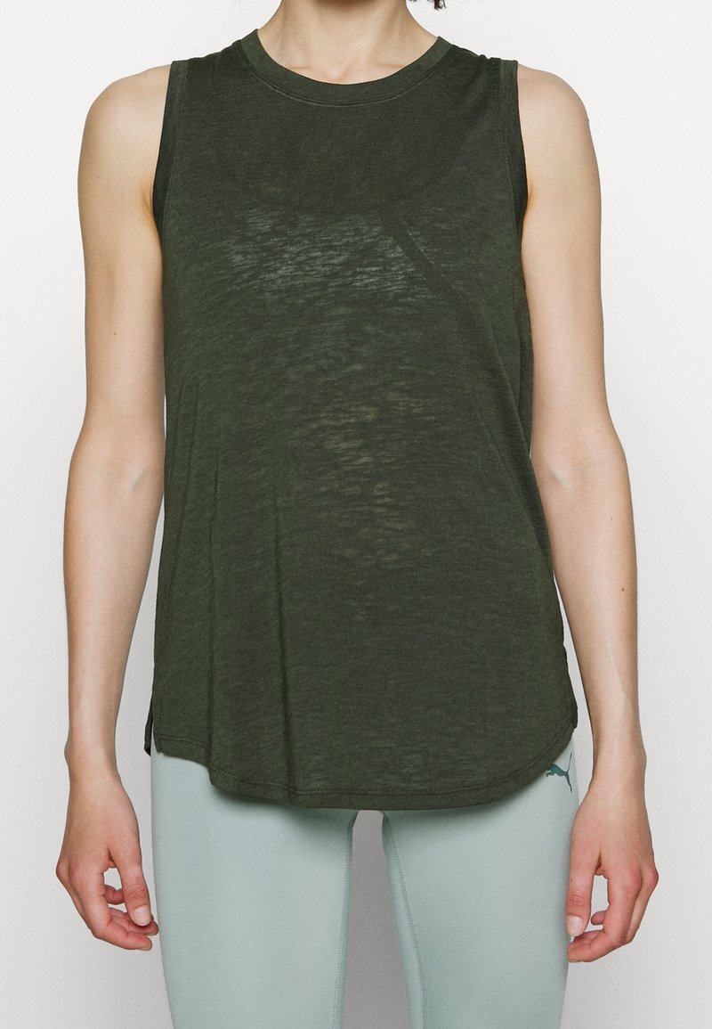 Débardeur sans manches vert olive avec un col arrondi, coupe légèrement ample et fentes latérales. Tissu doux et léger avec une apparence texturée.