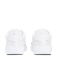 Λευκά δερμάτινα αθλητικά παπούτσια με λεία υφή, στρογγυλεμένο πίσω μέρος, ελαφριά φτέρνα και διακριτική ασημένια λεπτομέρεια λογότυπου στην ετικέτα της φτέρνας.