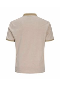 Polo beige de manga corta con cuello y puños en tono marrón claro, visto desde atrás sobre un fondo blanco.