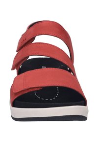 Rote Sandalen mit drei verstellbaren Riemen, schwarz gepolstertem Fußbett und weißer Sohle. Glatte Textur mit subtilen Steppdetails.