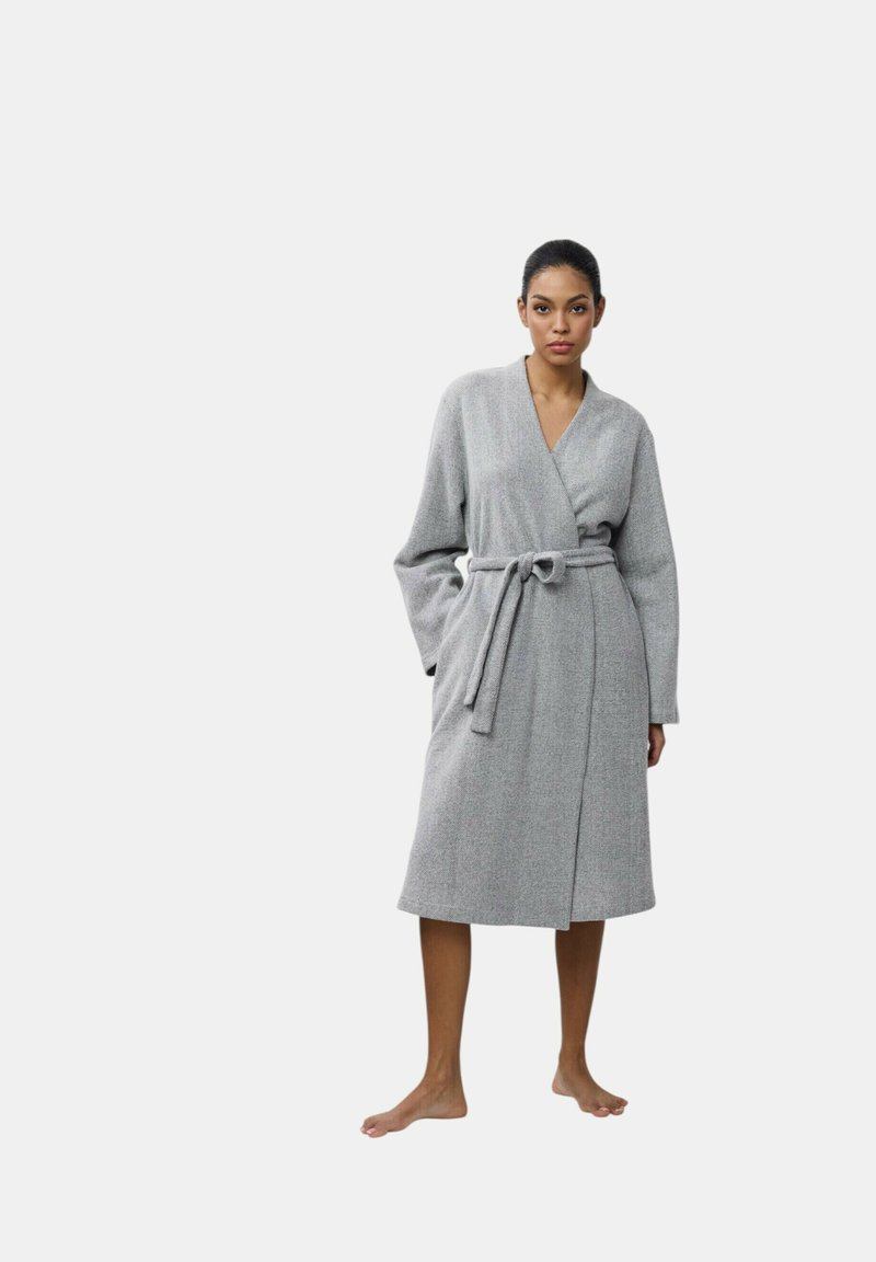 Accappatoio lungo grigio, tessuto testurizzato, design avvolgente, con vita legata e maniche lunghe, lungo fino al ginocchio, adatto per la moda da casa.