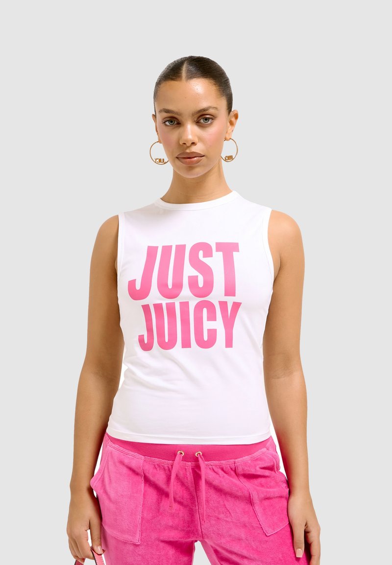 Top bianco senza maniche con la scritta audace in rosa "JUST JUICY", abbinato a pantaloni joggers rosa. Tessuto liscio con un design aderente e dettagli minimi.