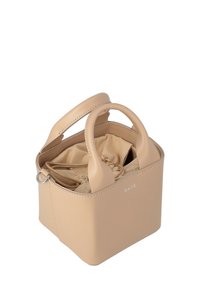 Bolso tote de cuero beige con forma cuadrada, asas suaves y cierre de cuerda. Nombre de la marca "D.A.T.E." grabado en el lateral.