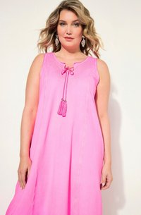Robe sans manches rose avec un col brodé, cordon de serrage avec des breloques, et une coupe décontractée, dotée d'un tissu lisse et de poches latérales.