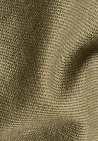 Tissu en olive, présentant un tissage doux et texturé avec une surface lisse et de subtils motifs diagonaux.