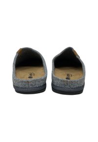 Scarpe slip-on grigie in feltro con punta arrotondata e suola in gomma nera a contrasto. L'interno presenta una soletta imbottita marrone con dettaglio del logo.