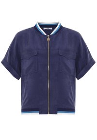 Granatowa kurtka z krótkim rękawem, z zamkiem błyskawicznym z przodu, dwoma kieszeniami na piersi oraz żeberkowym kołnierzem w niebieskie i białe paski.