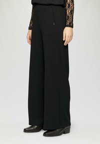 QS ELASTISCHE HIGH WAIST MIT WEITEM BEIN - Broek - schwarz