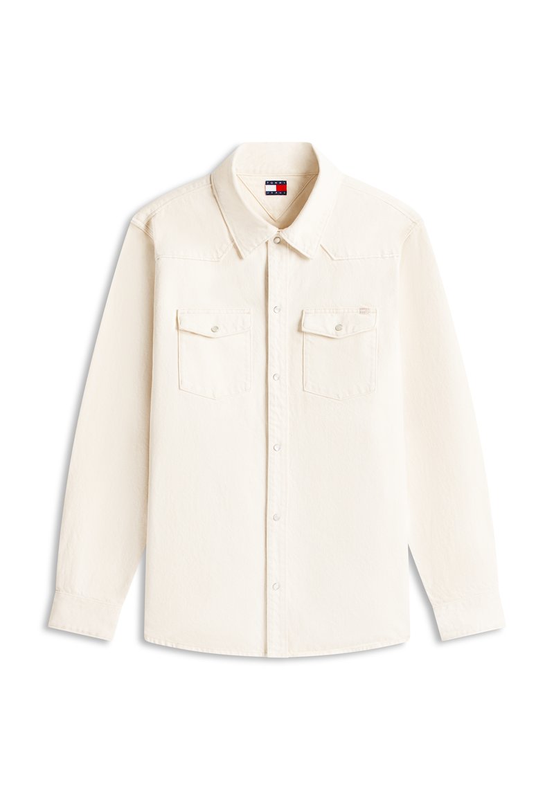Off-white overhemd met lange mouwen, knopen en kraag, twee borstzakken met kleppen en knopen, en Tommy Jeans logotag aan de binnenkant van de kraag.