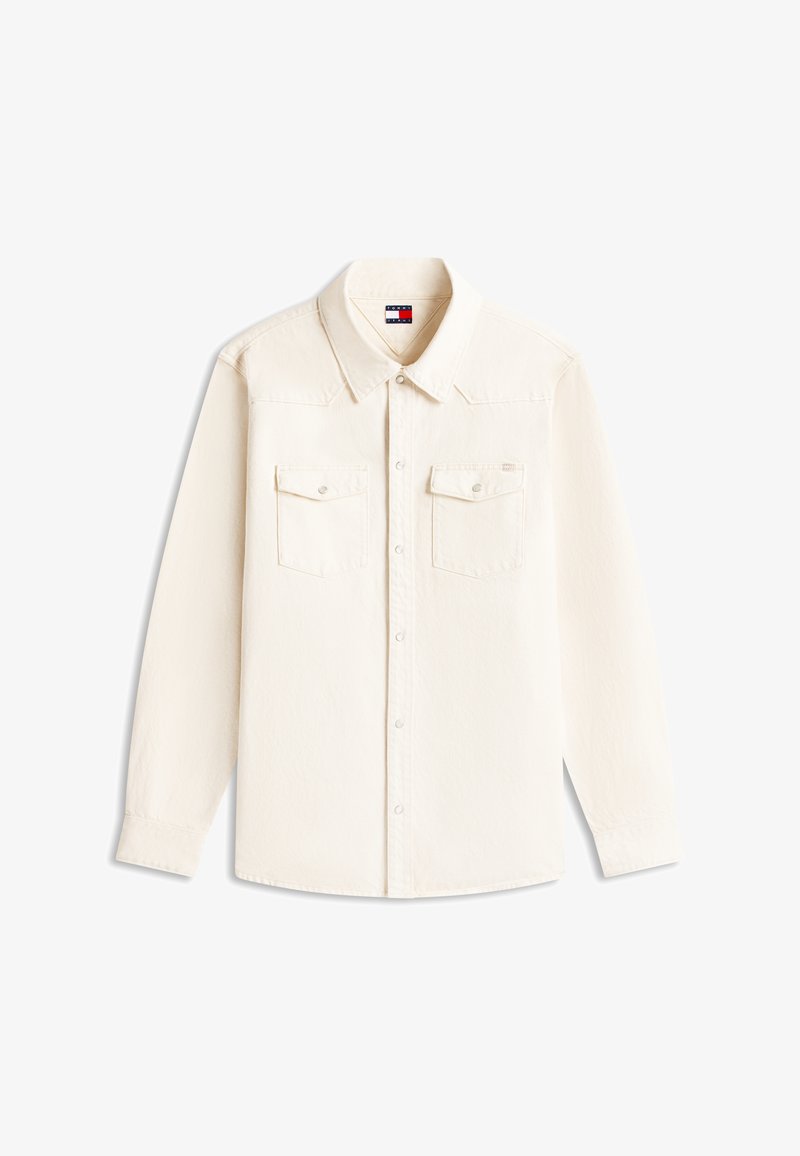 Off-white overhemd met lange mouwen, knopen en kraag, twee borstzakken met kleppen en knopen, en Tommy Jeans logotag aan de binnenkant van de kraag.
