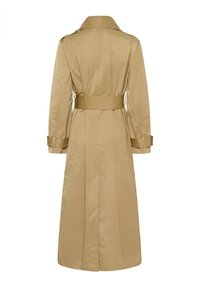 Lange beige trenchcoat met brede kraag, getailleerde taille met ceintuur en verstelbare riemmanchetten, gezien van achteren op een witte achtergrond.