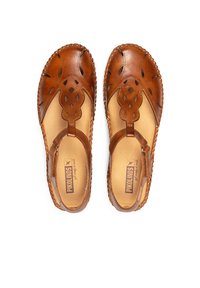 Sandali in pelle marrone con un design intagliato e tessuto, punta rotonda e bordo cucito. L'interno presenta una fodera beige con il logo del marchio.