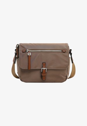 Bruine crossbodytas met voorvak met rits en gespsluiting, verstelbare schouderriem en zilverkleurige hardware-accenten.