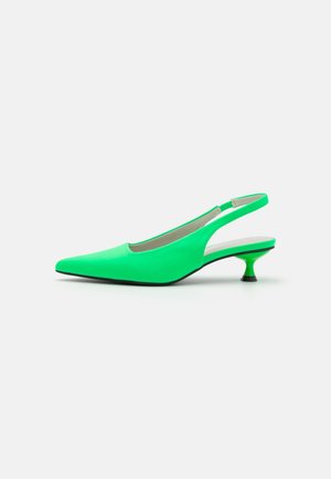 Talons aiguilles vertes à dos nu avec une finition brillante et un talon court et épais. Présente un design découpé au niveau du talon pour améliorer la respirabilité.