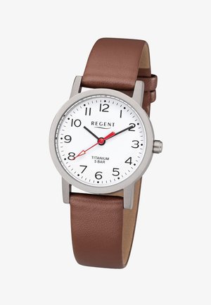 Montre analogique avec cadran blanc, chiffres noirs, aiguille des secondes rouge, boîtier en titane argenté et bracelet en cuir marron affichant 10:10:40.