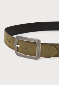 Cintura in suede oliva con fibbia rettangolare in argento texturizzato, dotata di più fori per una vestibilità regolabile e una fodera interna nera liscia.