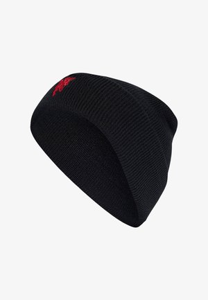 Čierna pletená čiapka s rebrovanou textúrou, s malým červeným logom na boku. Jednoduchý dizajn, tesné sedenie a pružný materiál.