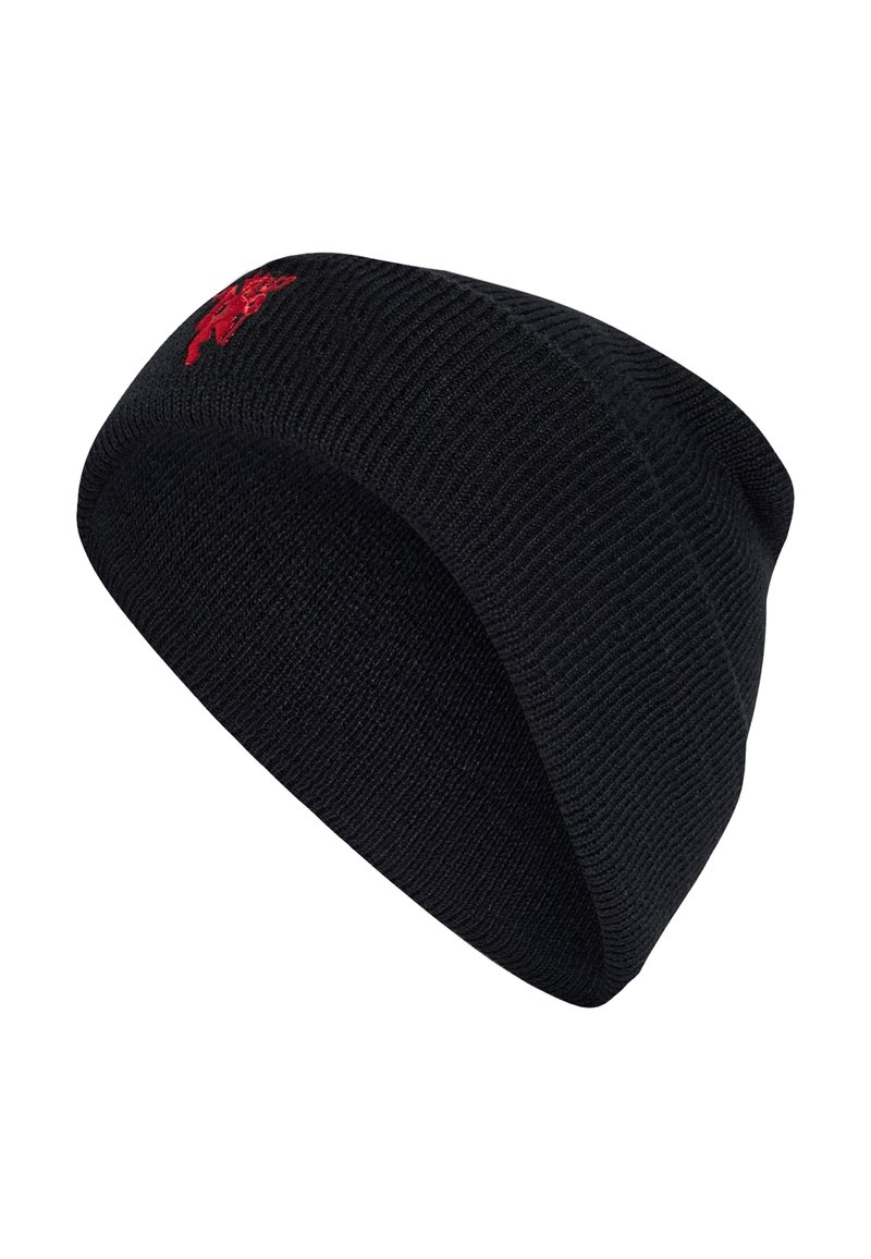 Schwarze Strickmütze mit geripptem Muster, ausgestattet mit einem kleinen roten Logo an der Seite. Schlichtes Design, enger Sitz und flexibles Material.