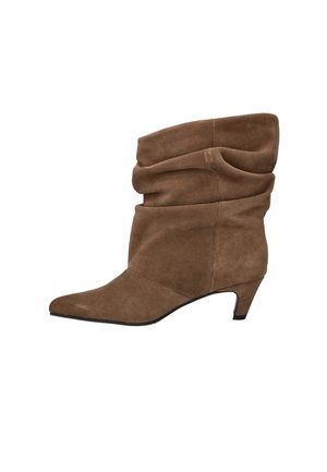 Bruine suède mid-calf slouchy laars met een puntige neus en lage kittenhak.