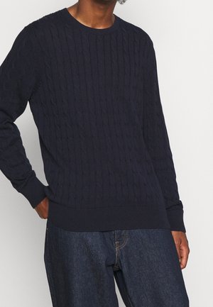Marineblaue Pulli mit Kabelstrickmuster, runder Ausschnitt, gerippte Bündchen und Saum, mit einem strukturierten Muster für zusätzliche Details.