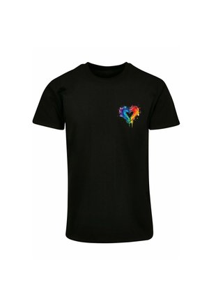 Schwarzes T-Shirt mit kurzen Ärmeln, das ein farbenfrohes Herzdesign mit Spritzern in Rot, Orange, Gelb, Grün, Blau und Lila zeigt.