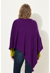 Poncho viola lavorato a maglia con una vestibilità ampia, caratterizzato da una forma triangolare, lati aperti e una finitura testurizzata. Include un dettaglio con frange all'orlo.