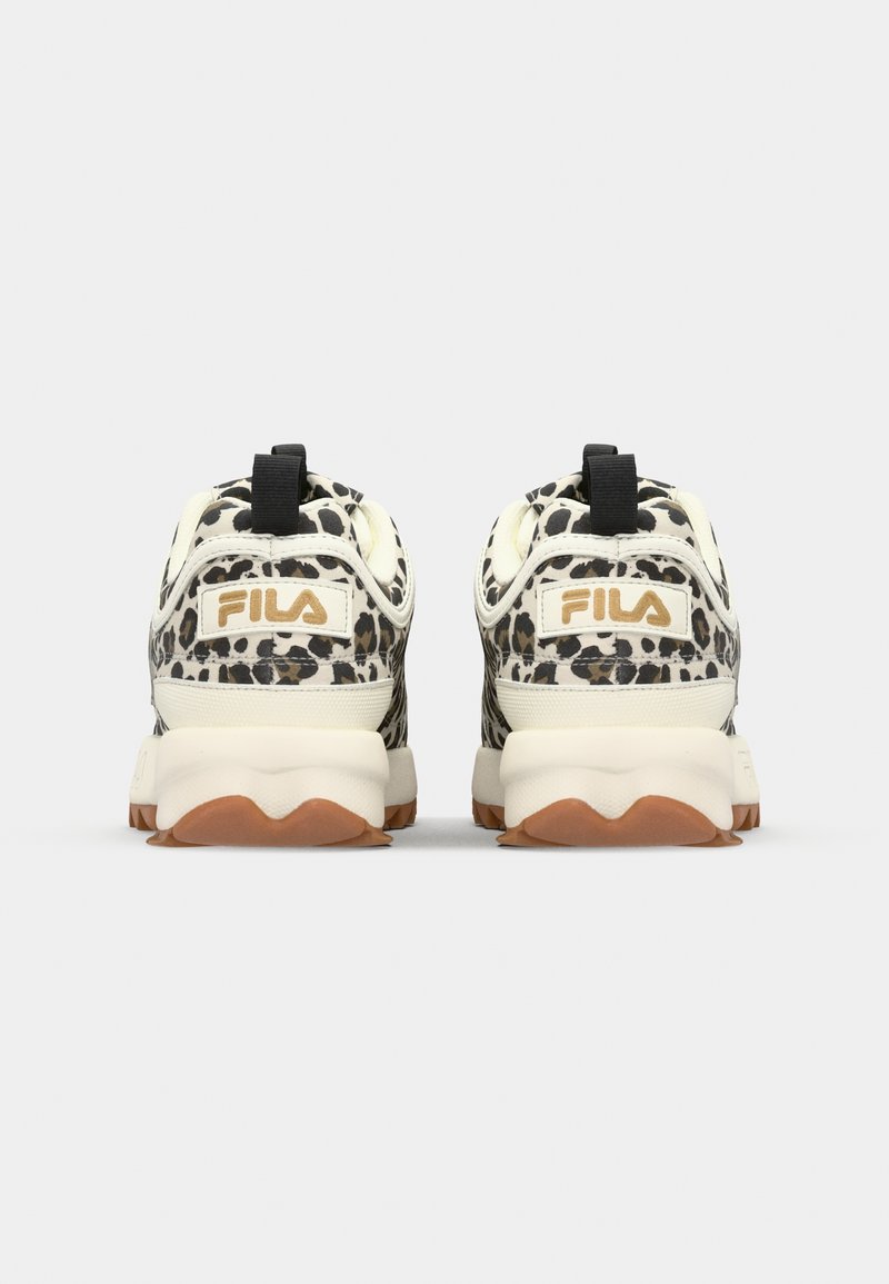 Schwarze und beige Leopardenmuster-Sportschuhe mit einer weißen Mittelsohle, Gummisohle und einer schwarzen Schlaufe an der Ferse. Goldenes FILA-Logo auf der Rückseite.