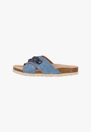 Blaue gewebte Stoff-Sandale mit Korksohle, ausgestattet mit einem Kreuzriemendesign und einem dekorativen Metallelement. Flache Form mit strukturierten Details.