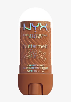 NYX Butter Melt Stix in un tubo marrone a twist. Presenta un design ondulato in rilievo, logo olografico e testo. Dimensioni: 0,17 oz (5 g).