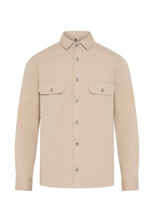 Beige overhemd met lange mouwen, knoopsluiting, twee klepzakken aan de voorkant en een puntige kraag, weergegeven tegen een witte achtergrond.