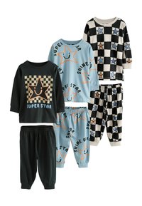 Kinder pyjama set met vier stukken: blauwe top met sterprint, zwart geruite top, zwarte broeken en met een patroon bedrukte onderkant. Zachte katoenen stof.