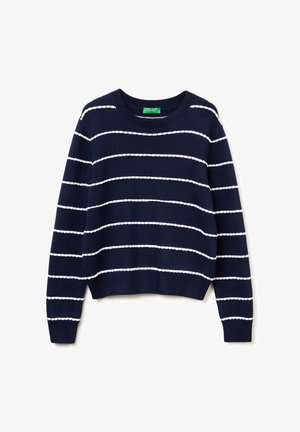 Marineblauwe gebreide trui met witte horizontale strepen, ronde hals en lange mouwen; heeft een gestructureerd patroon en een ribbelboord.