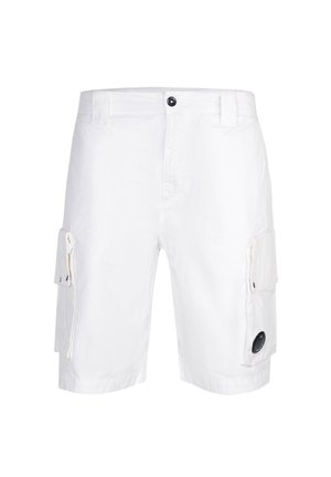 Pantaloncini cargo bianchi lunghezza ginocchio con chiusura a bottoni, passanti per cintura, tasche laterali con patta e una toppa decorativa tonda nera sulla tasca destra.
