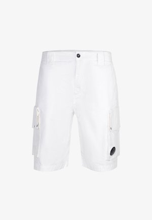 Pantaloncini cargo bianchi lunghezza ginocchio con chiusura a bottoni, passanti per cintura, tasche laterali con patta e una toppa decorativa tonda nera sulla tasca destra.