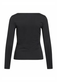 Μαύρο μακρυμάνικο πουκάμισο με εφαρμοστή γραμμή, απαλό ύφασμα και λαιμόκοψη σκάφανδρο. Χωρίς διακοσμήσεις ή σχέδια.