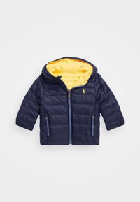 Tmavě modrá prošívaná bunda s žlutou podšívkou, kapucí a dvěma předními kapsami na zip. Má vodorovnou prošitou strukturu a vyšívané logo.