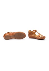 Sandali in pelle marrone con punta aperta, dettagli intrecciati e suola in gomma texturizzata. Presentano cinturini regolabili per una vestibilità sicura.